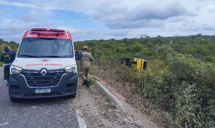 Ônibus com romeiros tomba no Ceará e provoca morte de duas pessoas