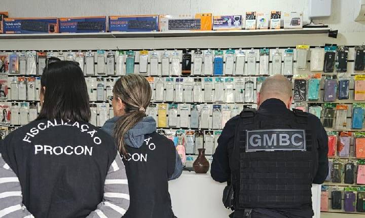 Operação conjunta fiscaliza lojas de celulares e acessórios em Balneário Camboriú