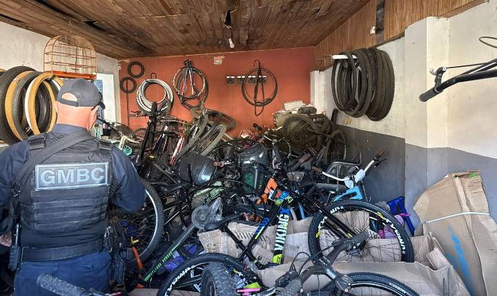 Operação Duas Rodas fiscaliza bicicletarias em Balneário Camboriú