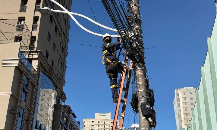 Operação Limpa Poste avança e chega à Avenida Principal, no Centro de Itapema