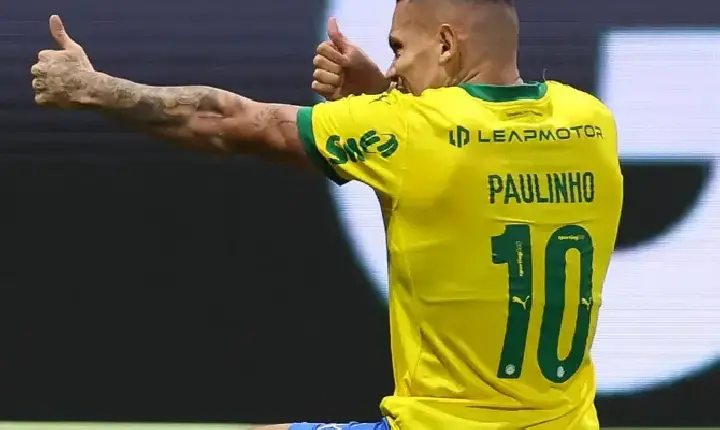 Palmeiras passa sufoco, mas vence a Chapecoense e segue líder