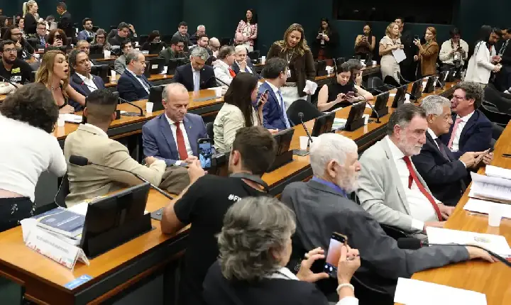 Pedido de vista adia votação da PEC do fim da 6x1 na CCJ da Câmara dos Deputados