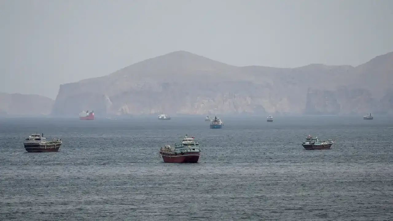 Petroleiro é atingido em Ormuz em meio a ataques entre Irã e EUA