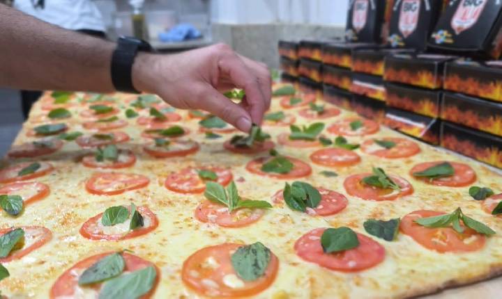 Pizza de 162 metros será servida ao público nesta sexta-feira em Balneário Camboriú