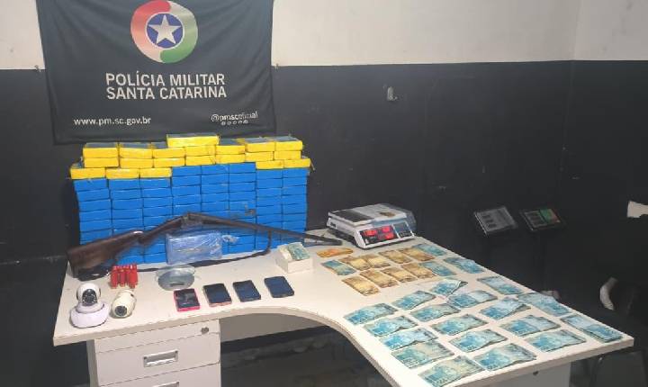 PM apreende mais de 102 quilos de cocaína em Itajaí e prende chefe de organização criminosa