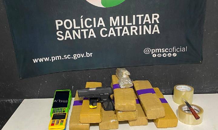 PM apreende mais de 7 quilos de maconha, arma com numeração suprimida e prende três pessoas por tráfico de drogas 