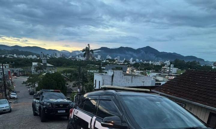 Polícia Civil deflagra operação “Dominó 2” contra facção criminosa em Balneário Camboriú e Camboriú