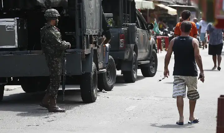 Polícia faz ação para cumprir 56 mandados de prisão na Maré, no Rio de Janeiro
