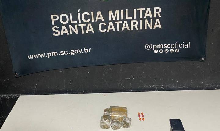 Polícia Militar apreende drogas e cumpre mandado de prisão após perseguição em Itajaí