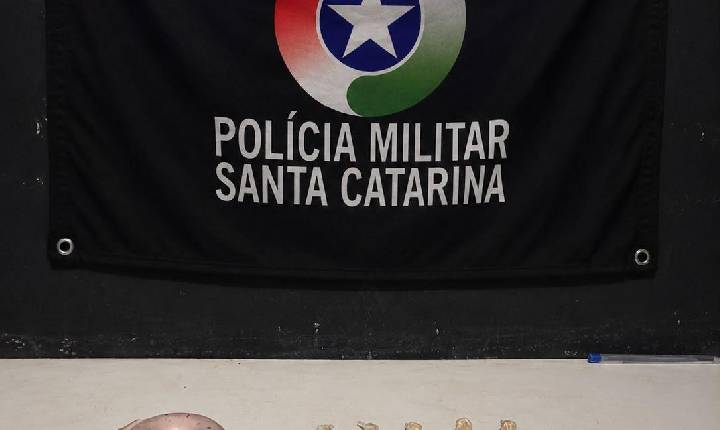 Polícia Militar de Itajaí prende homem, de 51 anos, pelo crime de tráfico de drogas