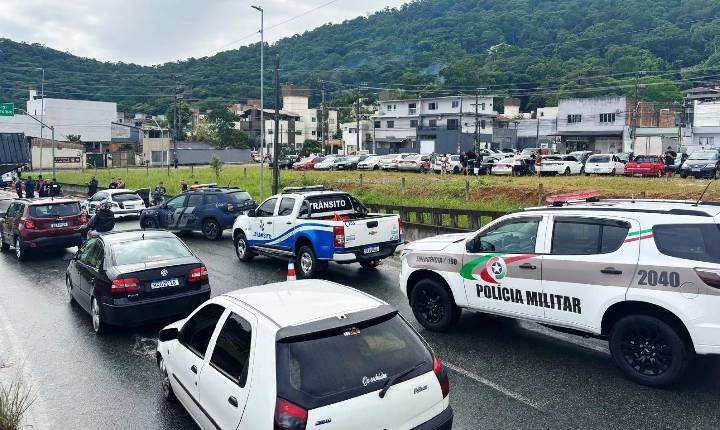 Polícia Militar intensifica fiscalização em operação integrada em Balneário Camboriú com autuações e remoções de veículos