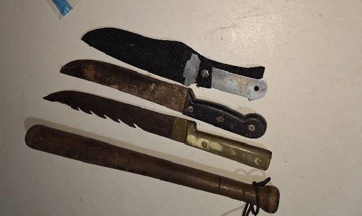 Polícia Militar prende casal por ameaça e apreende armas brancas em Itajaí