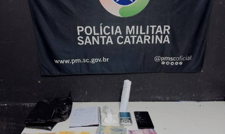 Polícia Militar prende homem por tráfico de drogas em conveniência - Polícia Militar prende indivíduo por tráfico de drogas no bairro Cordeiros