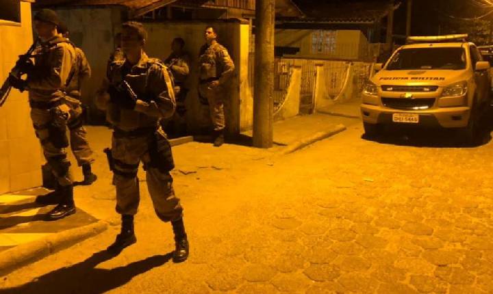 Polícia Militar prende mulher procurada por roubo em Tijucas