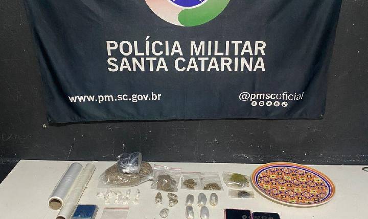 Polícia Militar prende quatro pessoas por tráfico de drogas no bairro Barra do Rio