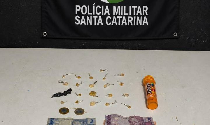 Polícia Militar prende três pessoas por tráfico de drogas no bairro Cidade Nova, em Itajaí 