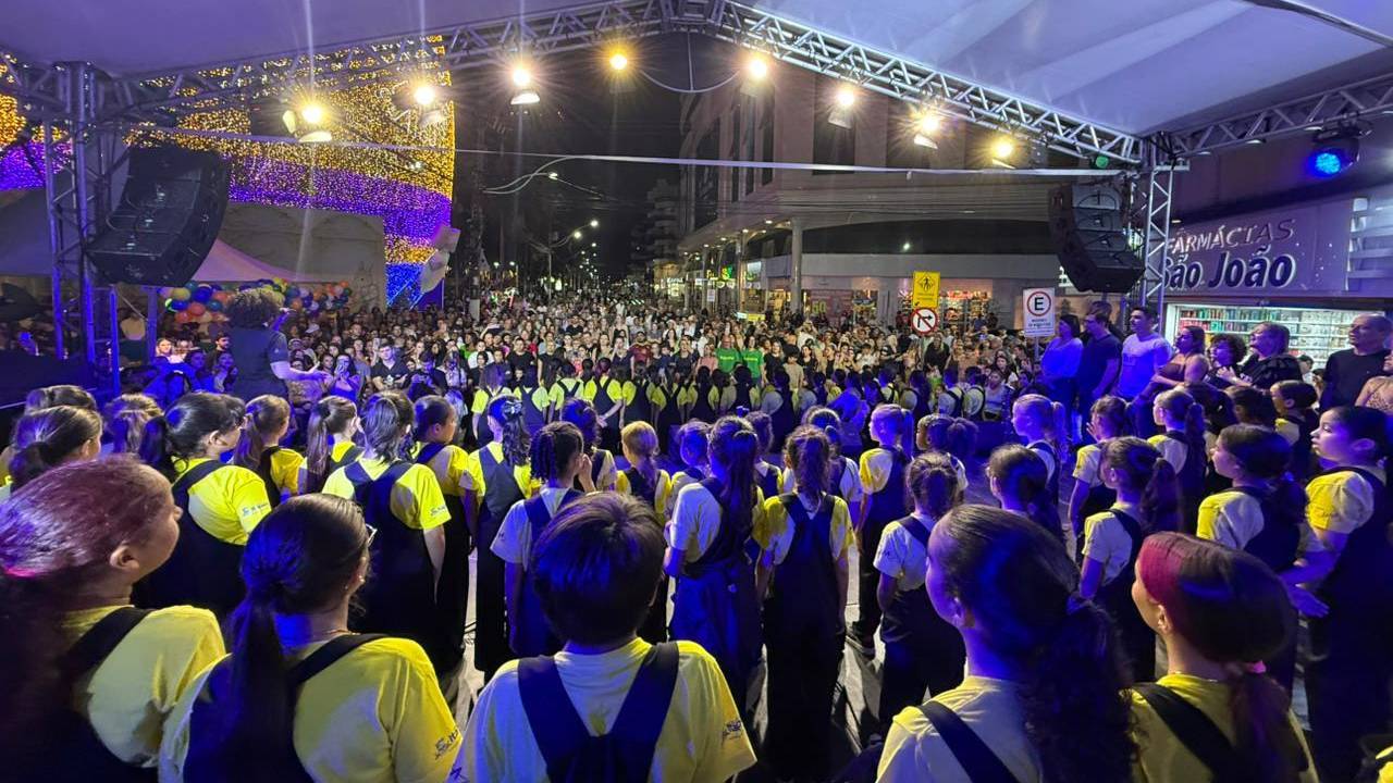 Praça da Paz lotada marca noite de celebração dos 64 anos de Itapema