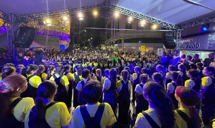 Praça da Paz lotada marca noite de celebração dos 64 anos de Itapema