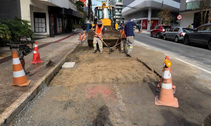 Praia 100% Limpa: redes auxiliares avançam na Avenida Brasil