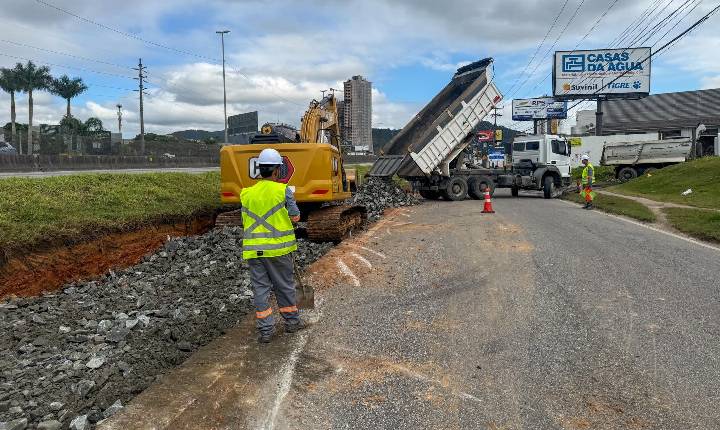 Prefeitura de Balneário Camboriú inicia obras na Marginal Leste da BR-101 para inversão das alças de acesso