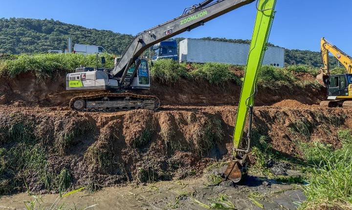 Prefeitura de Balneário Camboriú inicia operação de limpeza do Rio das Ostras