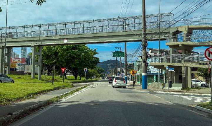Prefeitura de Balneário Camboriú promove ações de limpeza e manutenção nas marginais da BR-101