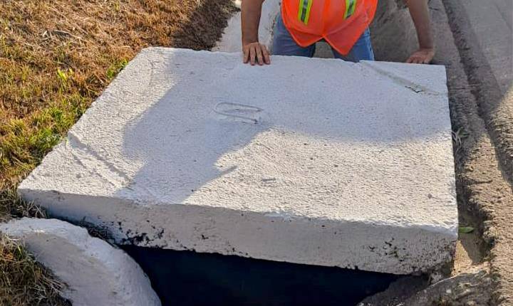 Prefeitura de Balneário Camboriú realiza manutenção de tampas de caixas de drenagem da Marginal Leste neste sábado