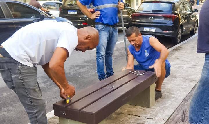 Prefeitura de Balneário Camboriú realiza manutenção e substituição de bancos públicos na Avenida Brasil
