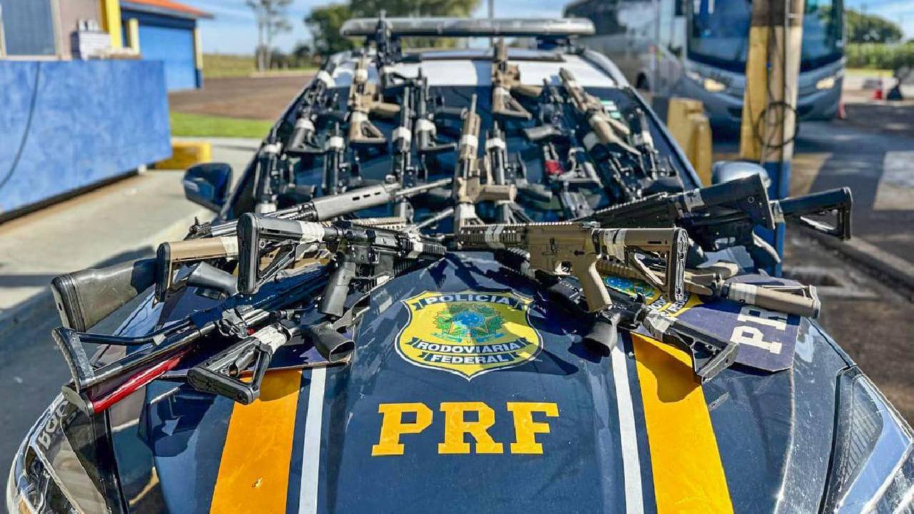 PRF apreende 26 fuzis durante abordagem a caminhão no Paraná