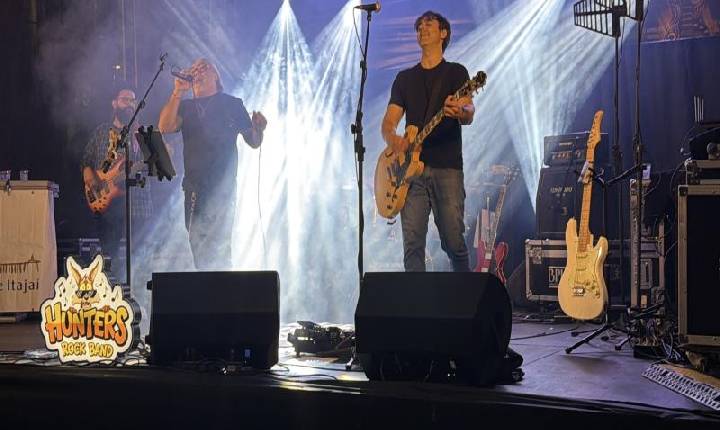 Primeira noite do Itajaí Rock Conceert reúne público mesmo com frio e chuva