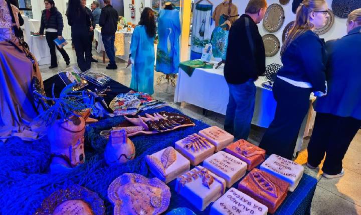 Produtos artesanais e criativos inspirados em BC são lançados no Teatro Bruno Nitz