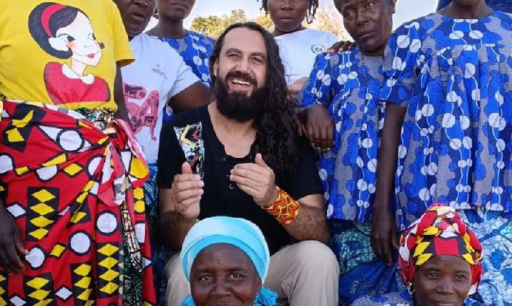 Professor da Rede Municipal representa Balneário Camboriú em premiação na África