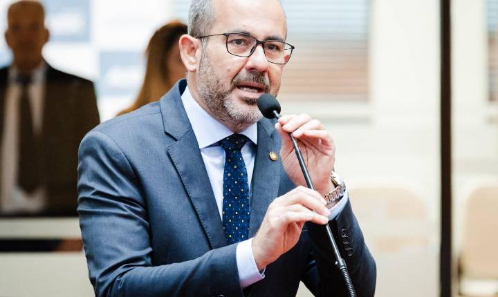 Projeto de lei em Santa Catarina propõe isenção de IPVA para incentivar adoção de crianças com deficiência, irmãos e maiores de 8 anos