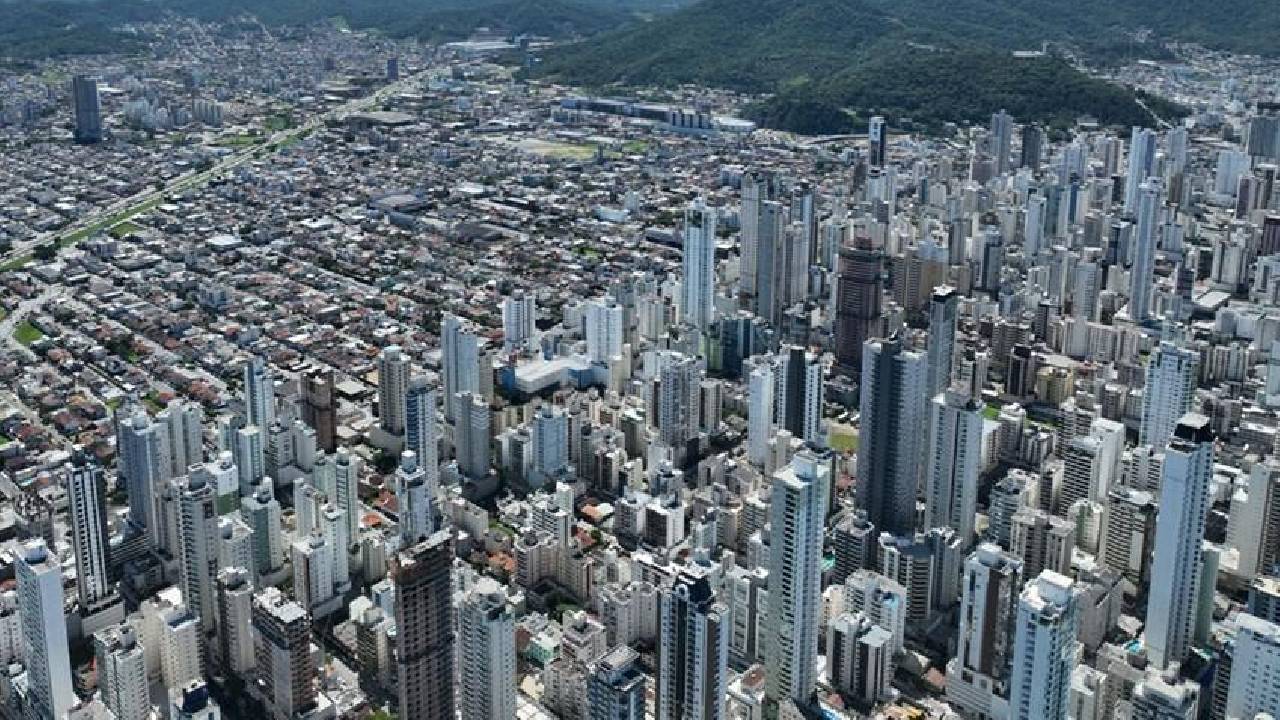 Proposta que altera regras do IPTU para imóveis novos em Balneário Camboriú é encaminhada à Câmara