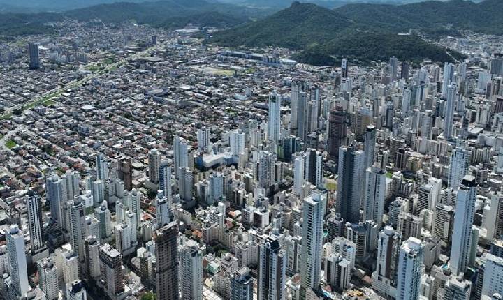 Proposta que altera regras do IPTU para imóveis novos em Balneário Camboriú é encaminhada à Câmara