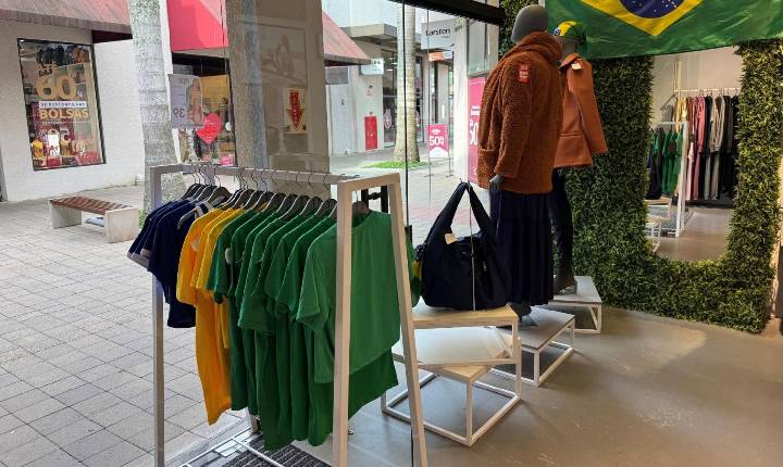 Público pode torcer pelo Brasil no Porto Belo Outlet Premium e concorrer à bola da Copa palpitando resultado dos jogos