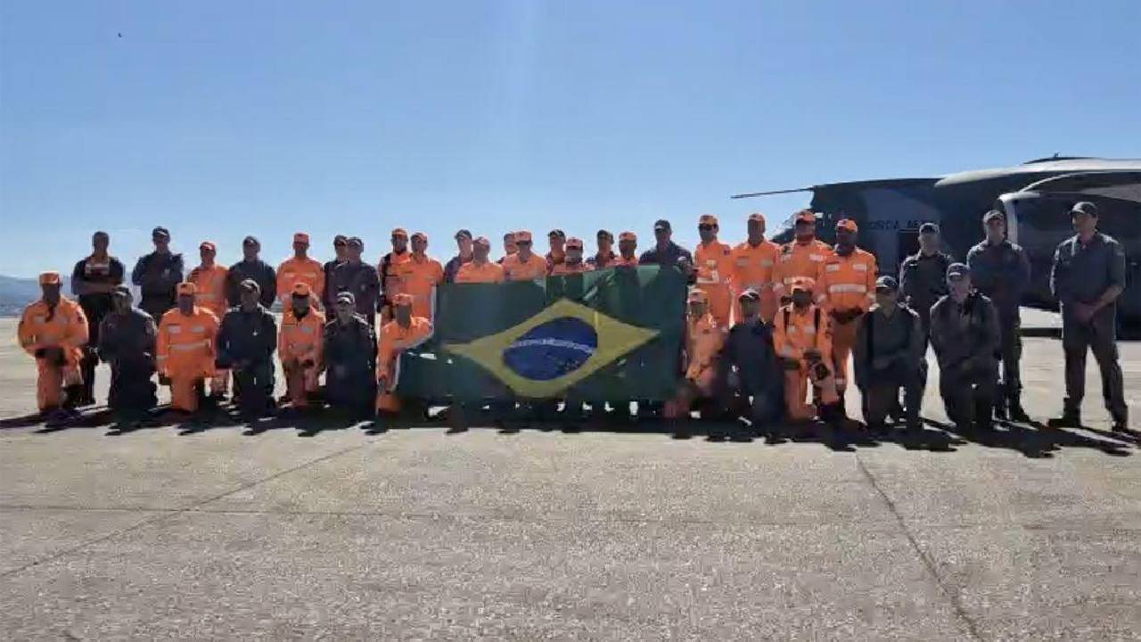 Quarto voo brasileiro para Venezuela decola com bombeiros e donativos