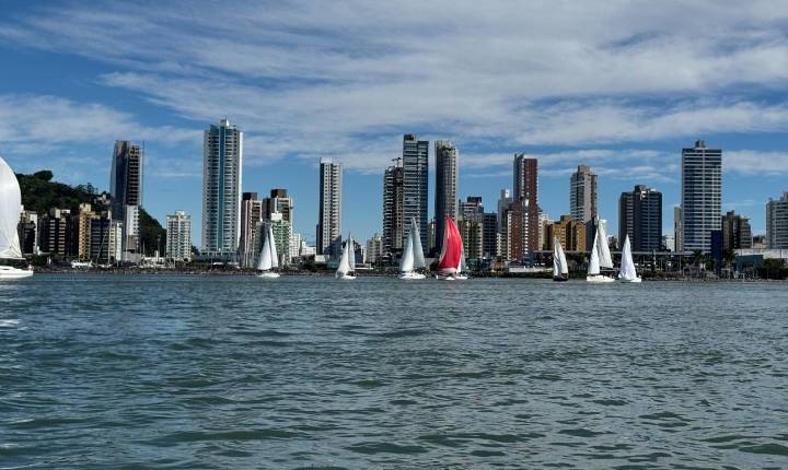 Regata Aniversário de Itajaí reúne 21 veleiros na segunda etapa do Circuito Marina Itajaí