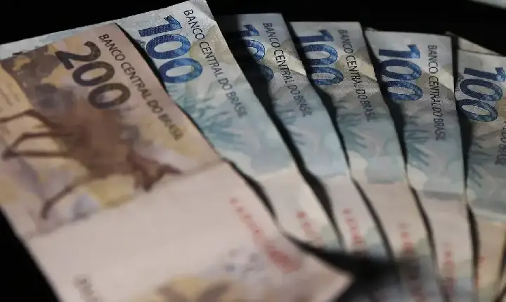Renda média das famílias brasileiras chega a R$ 2.264 e é recorde em 2025