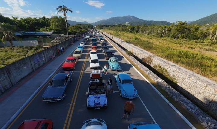 “Rota do Antigomobilismo” reúne cerca de 500 carros e movimenta Balneário Camboriú
