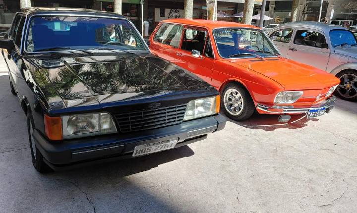 Rota do Antigomobilismo reúne cerca de 500 carros em desfile por Balneário Camboriú neste sábado