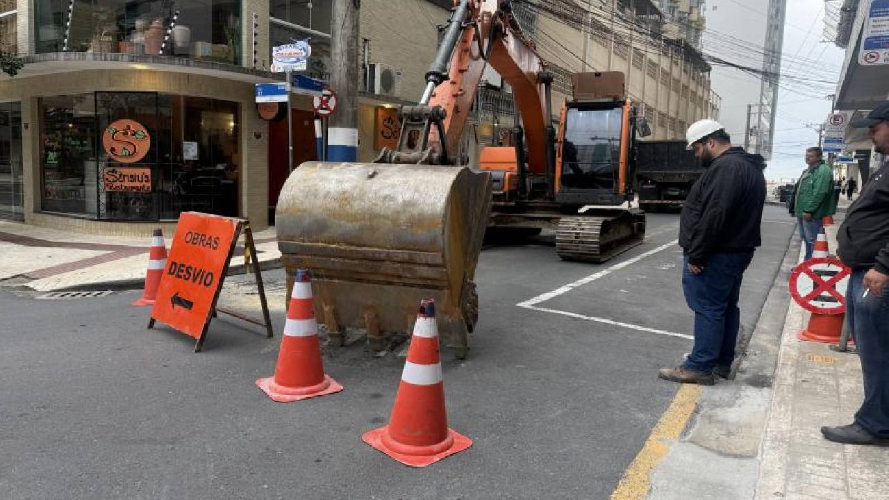 Rua 51 permanece interditada por mais 15 dias para avanço das obras de macrodrenagem