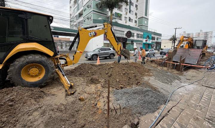 Semasa amplia obras da rede de esgoto na rua Heitor Liberato e implanta planejamento de interdições  