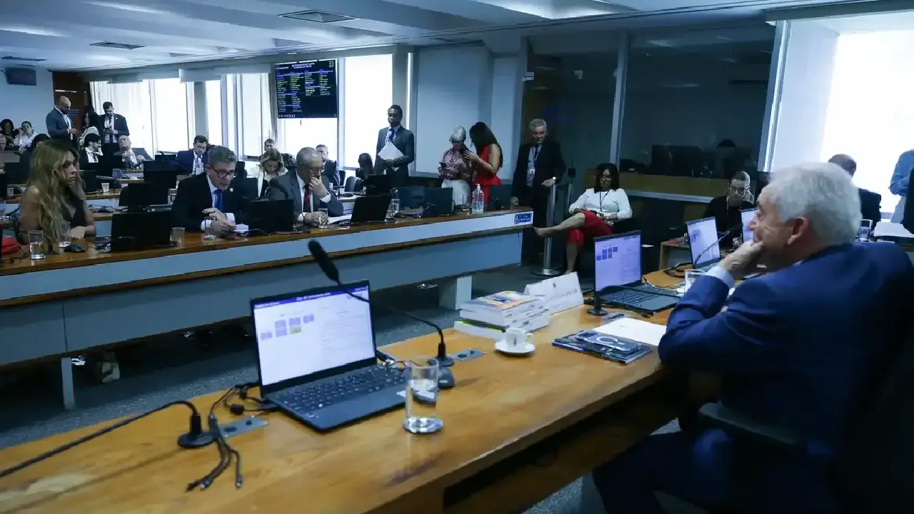 Senadores discutem ritmo de tramitação da PEC do fim da escala 6x1