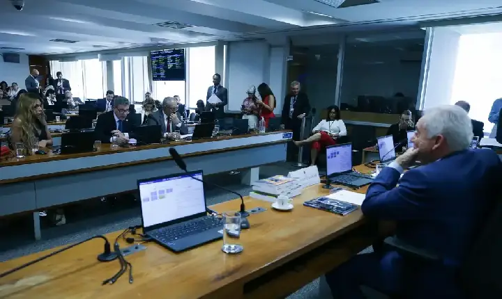 Senadores discutem ritmo de tramitação da PEC do fim da escala 6x1