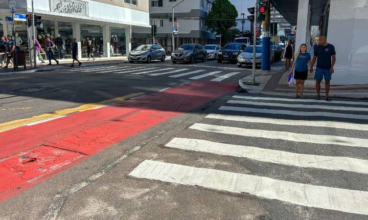 Sinalização viária é reforçada com nova pintura na Avenida Brasil