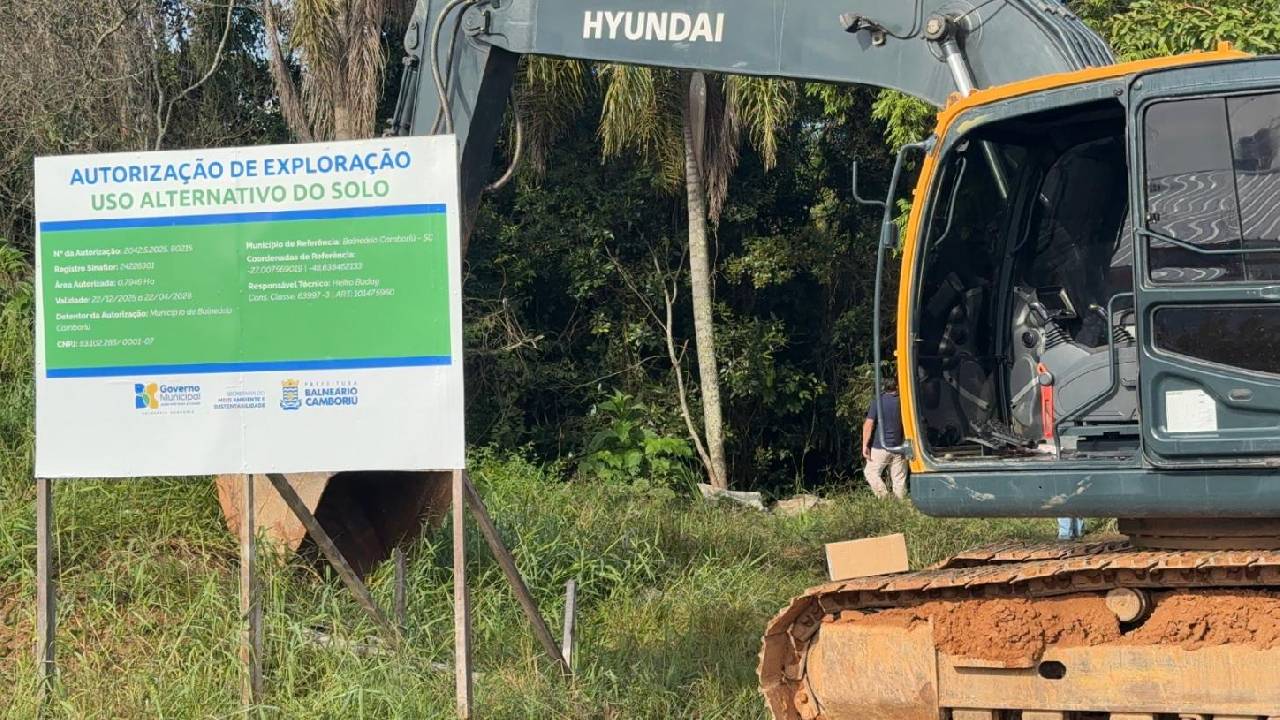 Supressão de vegetação para construção da policlínica é iniciada em Balneário Camboriú