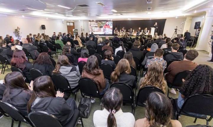 Tecnologia e qualificação profissional serão decisivas para sustentar crescimento de Santa Catarina, aponta debate em congresso da indústria