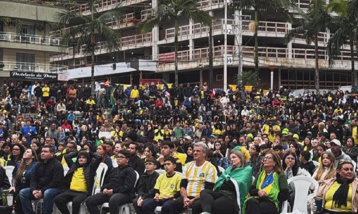 Torcida lota a Praça da Paz em Itapema para vitória do Brasil contra o Japão