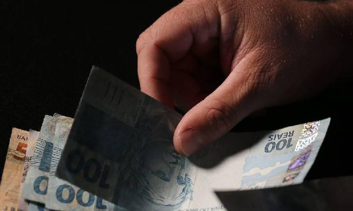 Trabalhadores nascidos em setembro e outubro recebem abono salarial